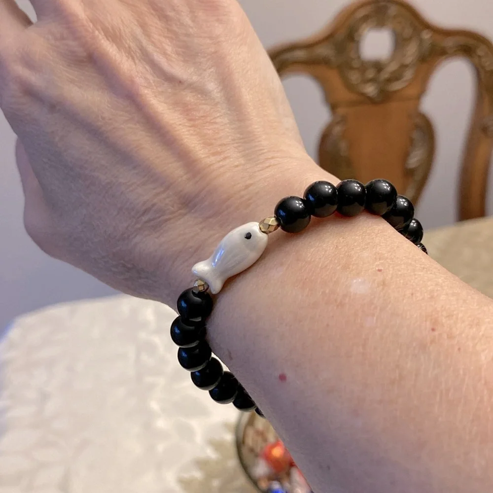 🌹Ceramic fish faux black pearls stackable 8mm bead bracelet  stretchy - Picture 5 of 8